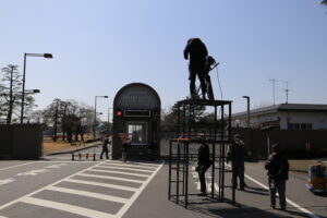 百里基地正門前のロケ風景